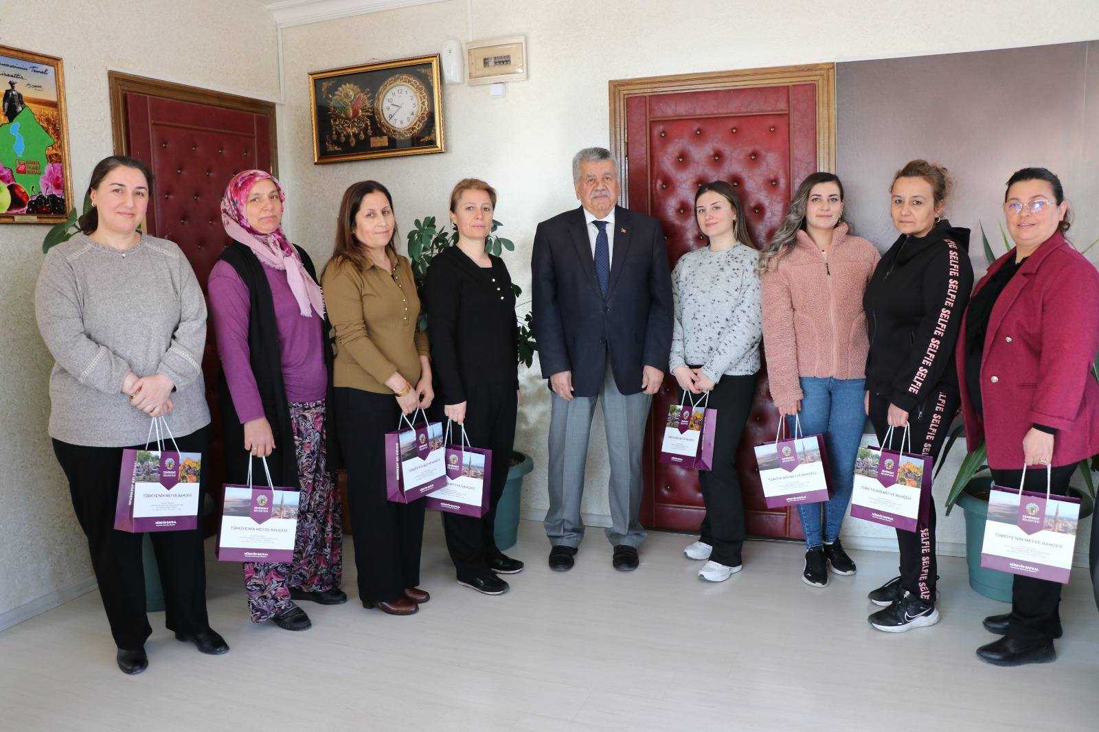 Başkanımızdan Kamu Kurumlarında Çalışan Kadın Personele 8 Mart Ziyareti