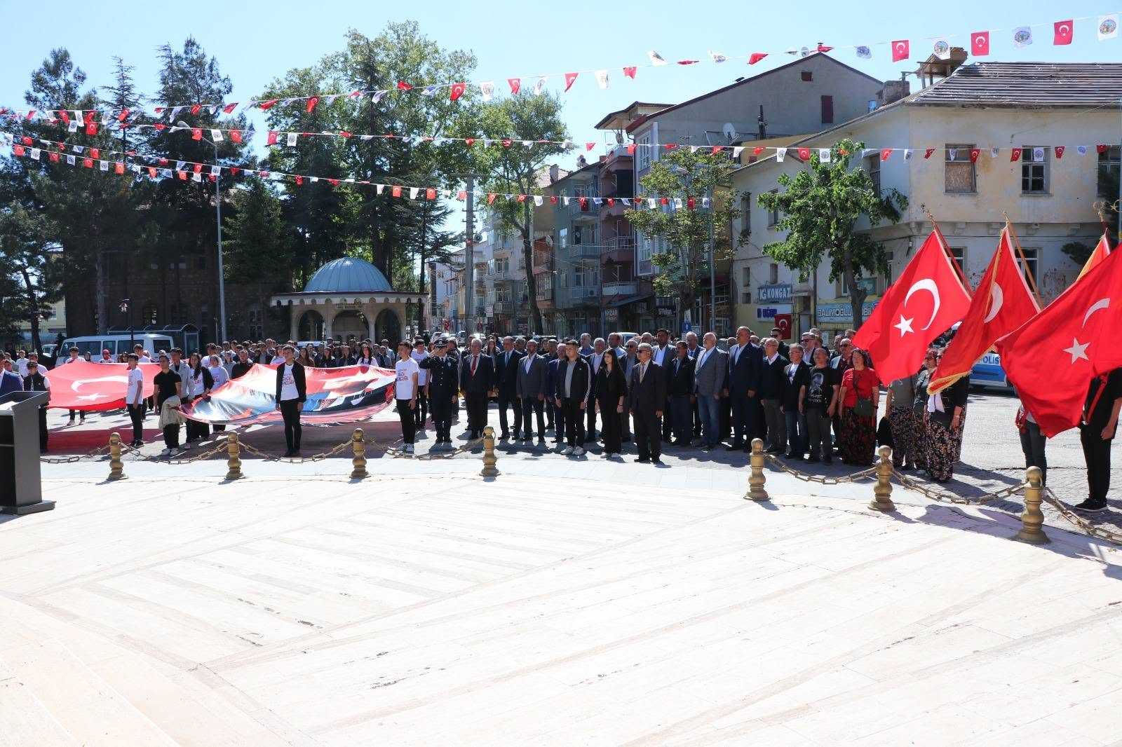 19 Mayıs Atatürk’ü Anma, Gençlik ve Spor Bayramı kapsamında Cumhuriyet Meydanı’nda Atatürk Anıtı’na çelenk sunma töreni gerçekleştirildi.